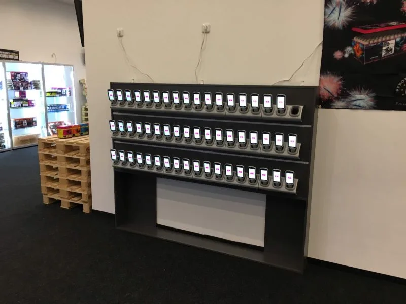 De wand met handscanners in de winkel van Heron Fireworks
