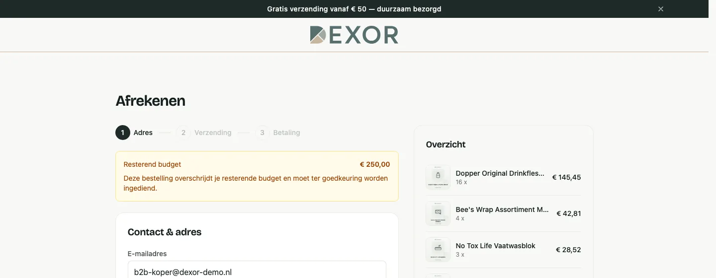 De eerste stap van de checkout met bovenaan een gele melding dat het resterende budget 250 euro is en de bestelling ter goedkeuring moet worden ingediend