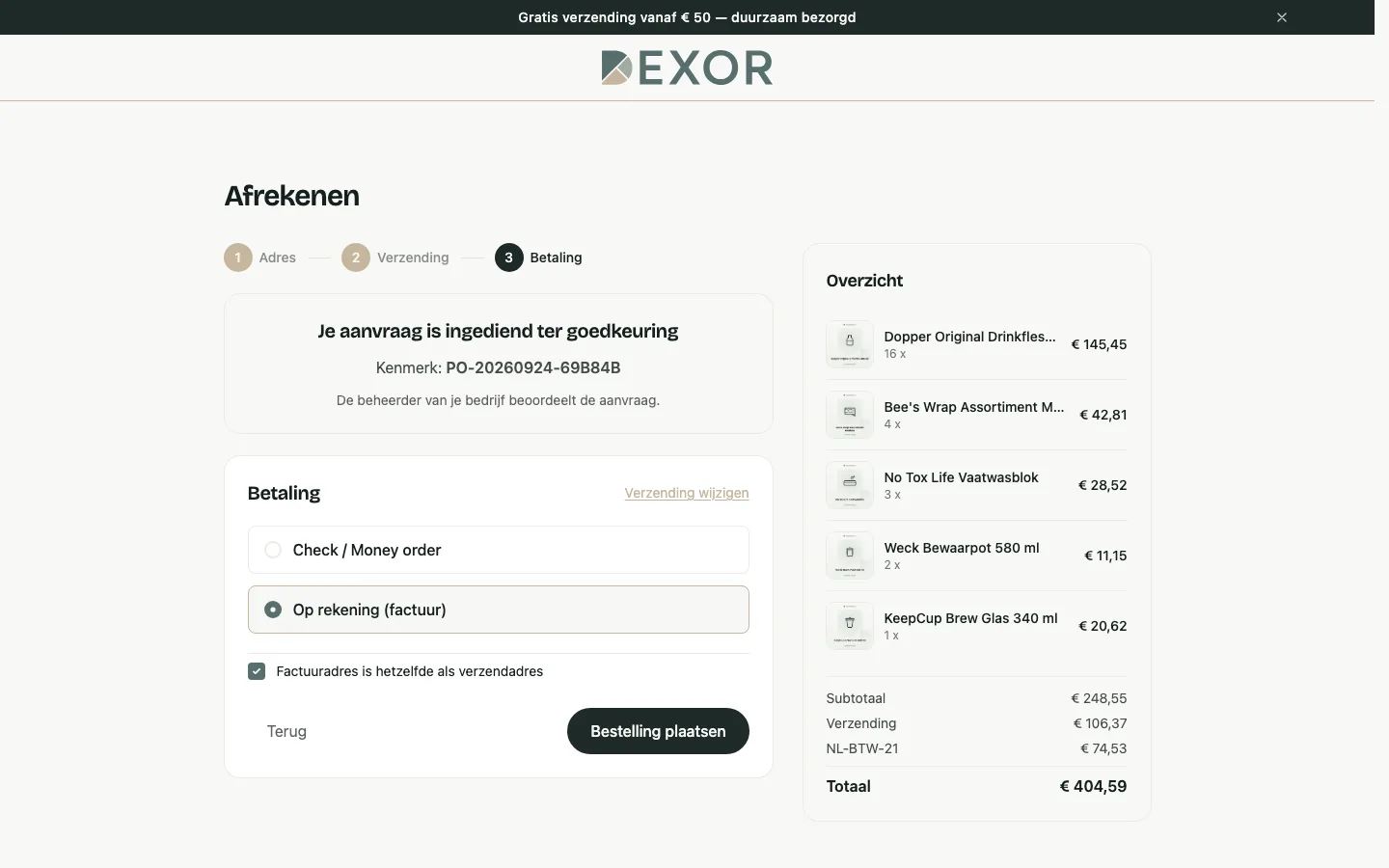 De betaalstap van de checkout met de melding dat de aanvraag is ingediend ter goedkeuring, met een kenmerk erbij